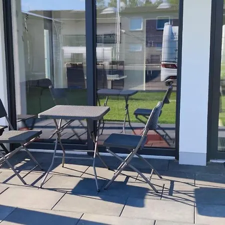 Neue Doppelhaushaelfte Mit Terrasse, Balkon Und Garten דירה