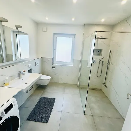 Neue Doppelhaushaelfte Mit Terrasse, Balkon Und Garten *