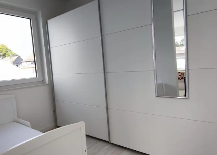 Neue Doppelhaushaelfte Mit Terrasse, Balkon Und Garten Apartamento